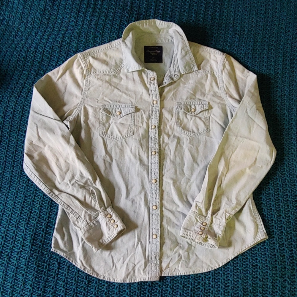 American Eagle light denim pearl snap shirt!